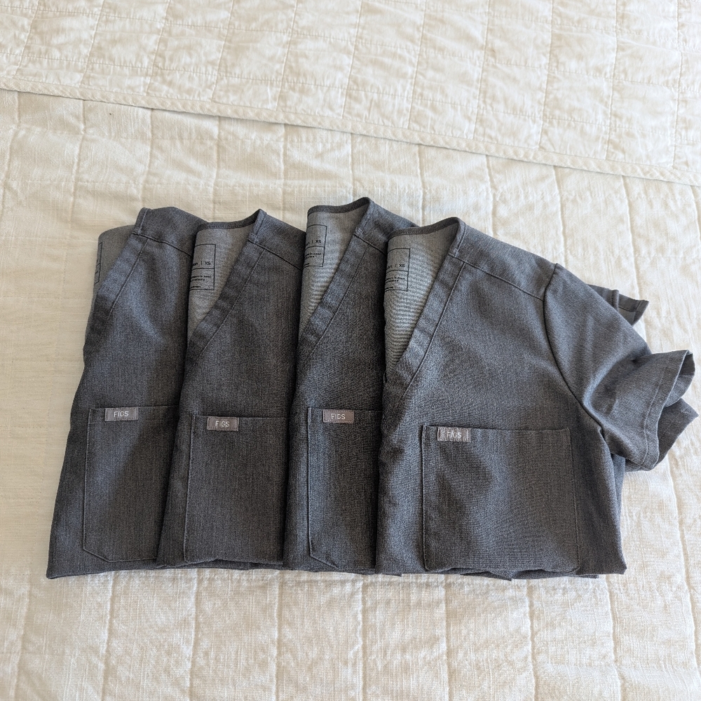 FIGS XSGray Short Sleeve Scrub Top Bundle